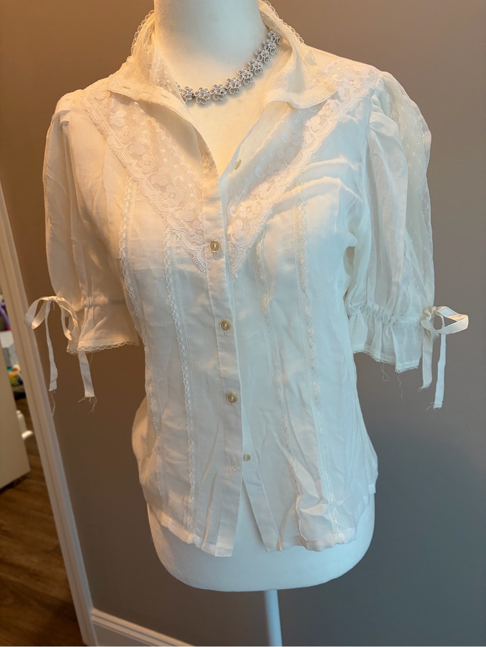 Gunnies Short Sleeve Cream Lace Top - Vintage 70’s- Size XS